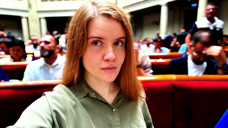 Χαμός στην ουκρανική βουλή - Πέταξαν έξω τη Maryana Bezuglaya επειδή βιντεοσκοπούσε παράνομα συνεδρίαση