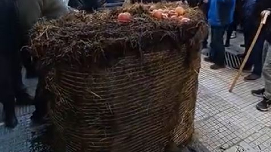 Φλώρινα: Διαμαρτυρία αγροτών έξω από το γραφείο του βουλευτή της ΝΔ Στ. Παπασωτηρίου - Άφησαν κοπριά και μήλα