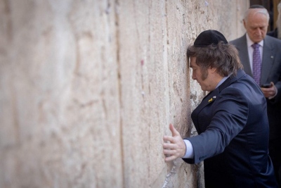 Σόκαρε ο πρόεδρος της καθολικής Αργεντινής, Milei… ασπάστηκε το ιερό Τείχος της Ιερουσαλήμ, σε έκσταση για τον Ιουδαϊσμό
