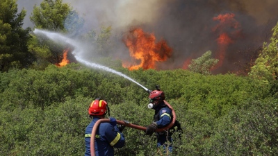 Υπό μερικό έλεγχο  η πυρκαγιά στο Μαυροβούνι Αγίων Θεοδώρων Κορινθίας