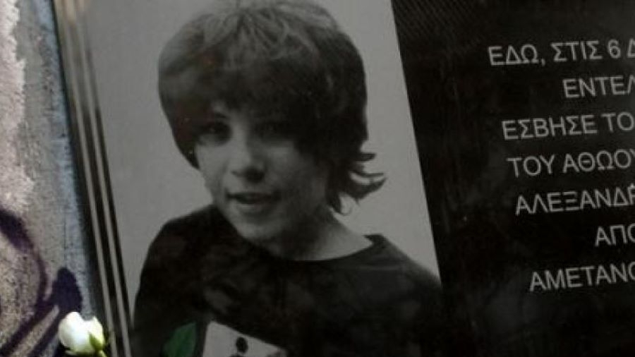 Με την κατώτερη πειθαρχική ποινή «τιμωρήθηκε» η αθλιότητα υπαρχιφύλακα που κατέστρεψε την ανθοδέσμη για τον Γρηγορόπουλο