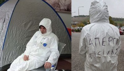 Λάρισα: Τραυματιοφορέας κάνει απεργία πείνας στην κεντρική είσοδο του νοσοκομείου