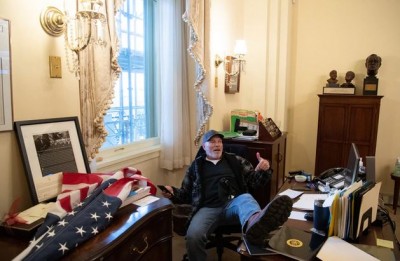 Deutsche Welle: Οι οπαδοί του Trump δεν θα αφήσουν τον Biden σε χλωρί κλαρί