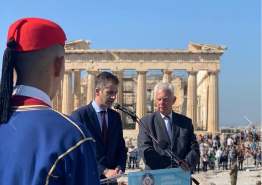 Επετειακή έπαρση της ελληνικής σημαίας στην Ακρόπολη – Μπακογιάννης:Την ιστορία της Αθήνας δεν την έγραψαν οι δρόμοι αλλά οι άνθρωποι της