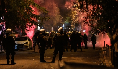 Θεσσαλονίκη: Άγνωστοι πέταξαν μολότοφ εναντίον αστυνομικών – Παρανάλωμα του πυρός μία μηχανή