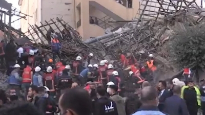 Τουρκία: Κατέρρευσε κτίριο στη Μαλάτια, πάνω από 20 οι εγκλωβισμένοι – Σοκάρουν οι εικόνες