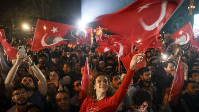 Οι αρχές της Τουρκίας συνέλαβαν 13 άτομα σε νέα έρευνα για διαφθορά – Αντιμέτωπο με σκληρές διώξεις το CHP