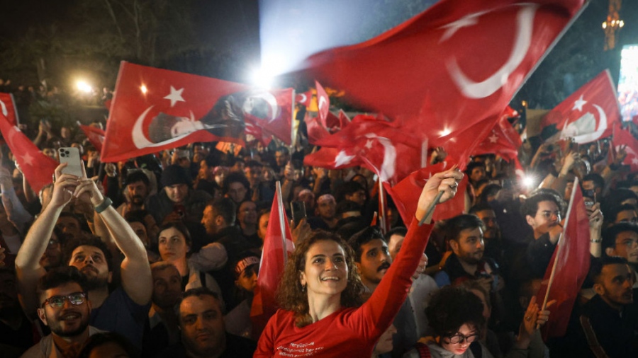 Οι αρχές της Τουρκίας συνέλαβαν 13 άτομα σε νέα έρευνα για διαφθορά – Αντιμέτωπο με σκληρές διώξεις το CHP