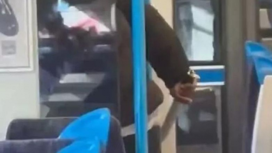 Σοκαριστικά πλάνα από άγρια επίθεση με μαχαίρι μέσα σε τρένο στο Λονδίνο
