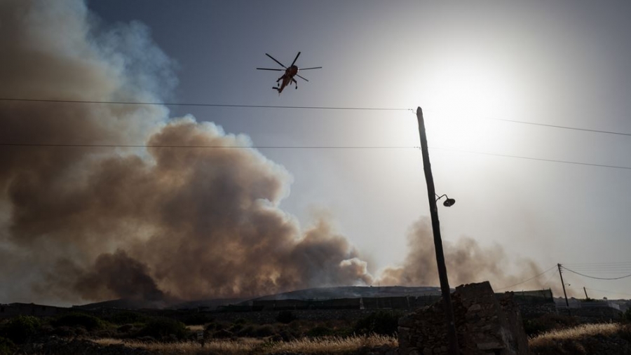 Πάρος - πυρκαγιά: Ενίσχυση των πυροσβεστικών δυνάμεων υπό το φόβο των αναζωπυρώσεων
