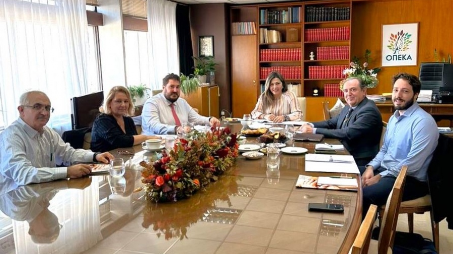 Στον ΟΠΕΚΑ η Ζαχαράκη: Μέγιστη προτεραιότητα η γρήγορη και δίκαιη κατανομή των επιδομάτων