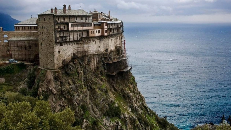 Συναγερμός στο Άγιον Όρος λόγω 20 κρουσμάτων κορωνοϊού