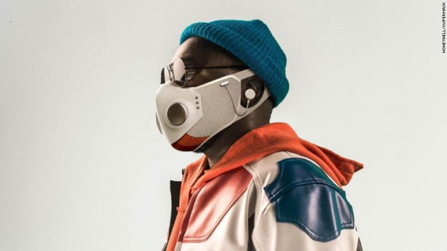BBC: Ο ράπερ Will.i.am σχεδίασε και θα πουλάει την «έξυπνη» μάσκα για τον Covid αξίας 299 δολαρίων