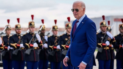Παραχαράσσσει ... την Ιστορία ο Biden: «Η μάχη της Ουκρανίας συμβολίζει το πνεύμα της D-Day» - Στη Νορμανδία ο Zelensky