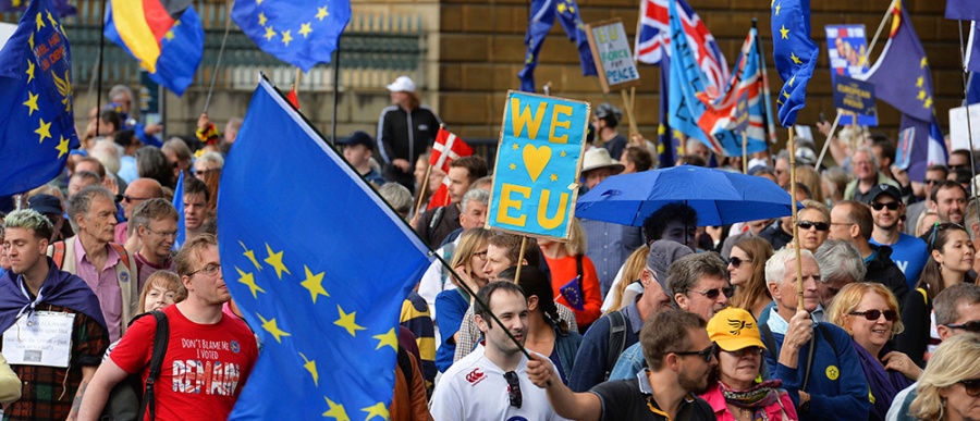 Χιλιάδες Βρετανοί διαδηλώνουν στο Λονδίνο κατά του Brexit - Ζητούν δημοψήφισμα για τους όρους αποχώρησης