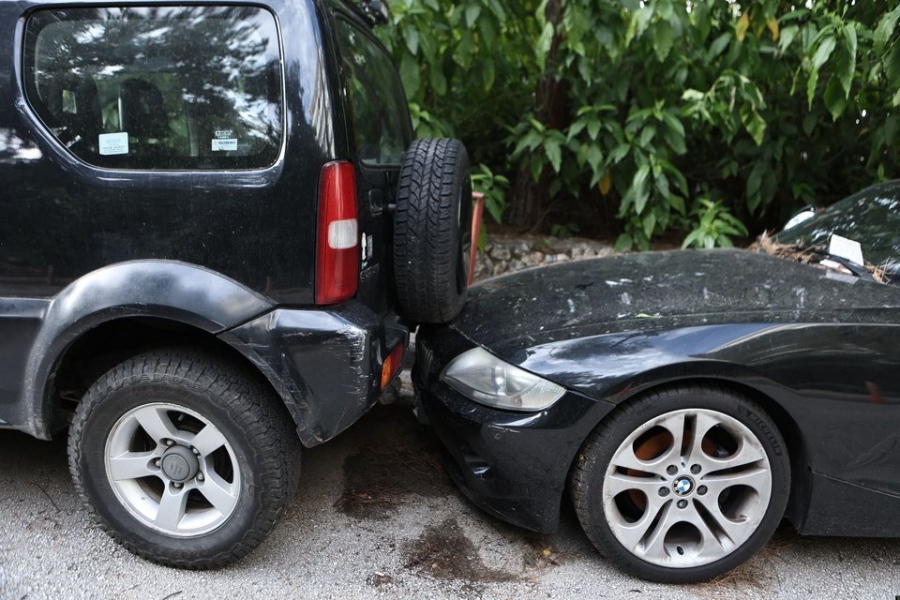 Έπαθε... Μπισμπίκη - Γνωστή τραγουδίστρια υπό την επήρεια αλκοόλ τράκαρε πάνω σε παρκαρισμένα αυτοκίνητα στο Κολωνάκι