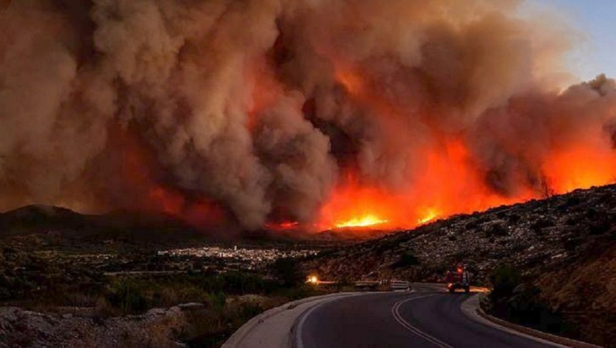 Ζακυνθος: Σε πλήρη εξέλιξη η πυρκαγιά στο χωριό Κοιλιωμένος