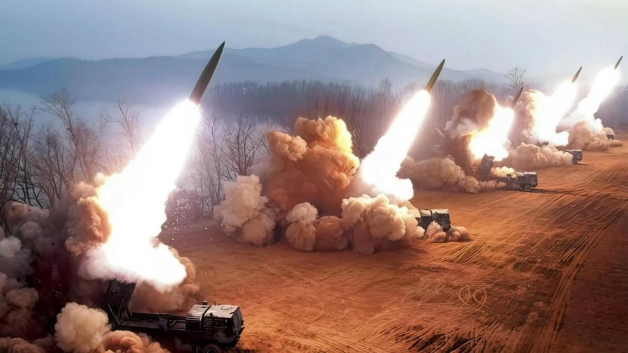 Πύραυλος κρουζ Tomahawk διασχίζει τον ουρανό πάνω από το Karaj