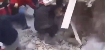 Σεισμός, Τουρκία: Βίντεο - σοκ διασωστών που καταπλακώνονται από συντρίμμια κτιρίου ενώ ψάχνουν επιζώντες