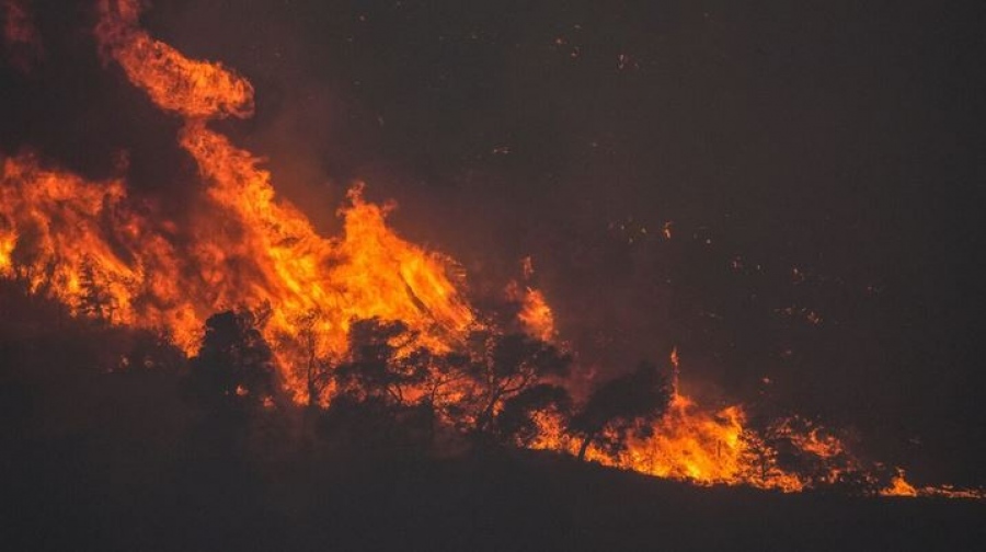 Εφιαλτικές αναζωπυρώσεις της φωτιάς σε Δυτ. Αττική, Ρόδο, Λακωνία – Δραματικές εκκενώσεις οικισμών, διακοπή κυκλοφορίας