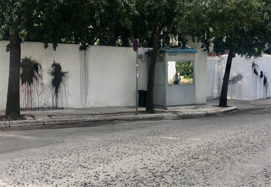 O Ρουβίκωνας ανέλαβε την ευθύνη για την επίθεση στο σπίτι του πρέσβη των ΗΠΑ - Pyatt: Παιδαριώδης βανδαλισμός - Καταδικάζει το ΥΠΕΞ