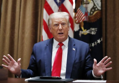 Trump: Αισθάνομαι πολύ άσχημα για τη σύλληψη του Steve Bannon