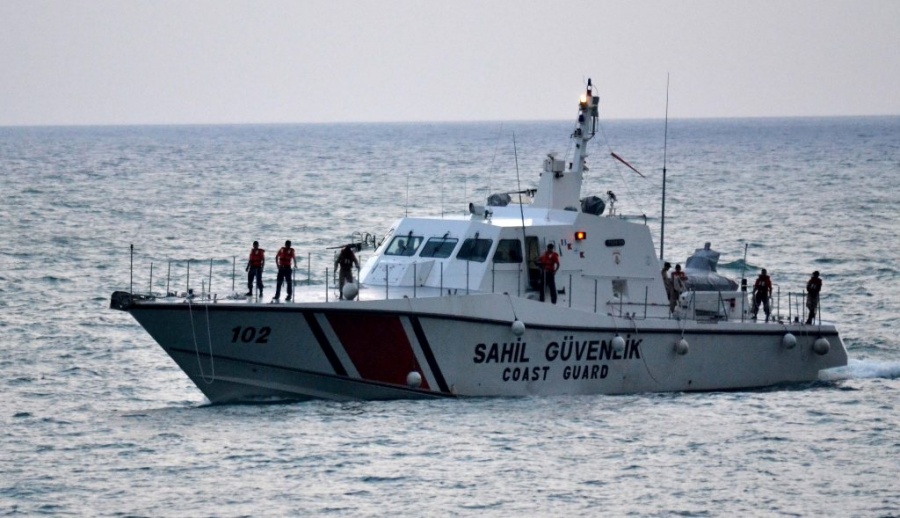 Τουρκικά σκάφη επιχείρησαν να ωθήσουν λέμβο με μετανάστες στα ελληνικά χωρικά ύδατα