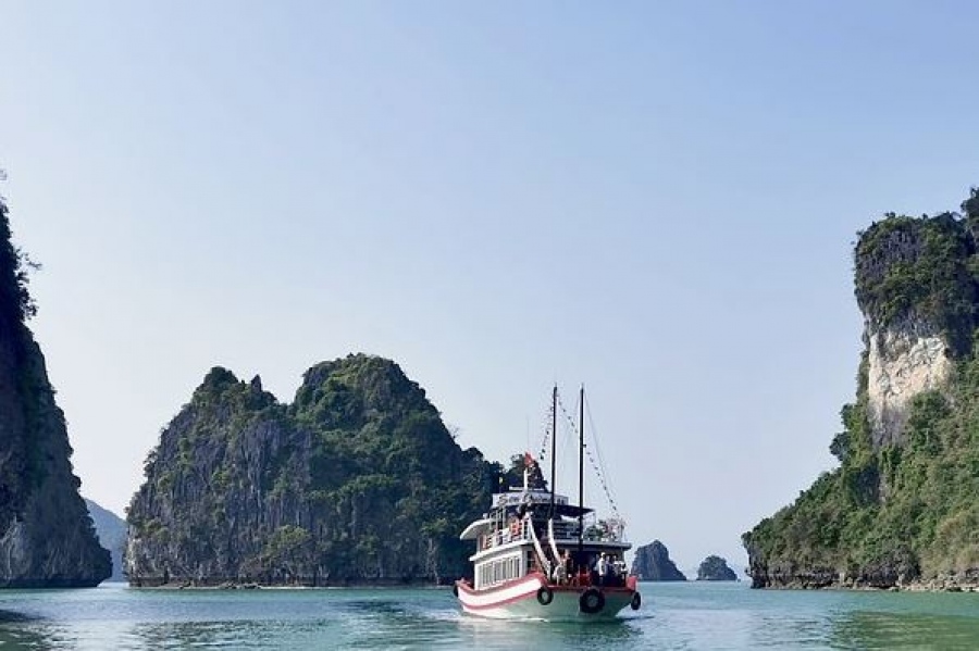 Τραγωδία στο Βιετνάμ  - 34 νεκροί, 8 αγνοούμενοι από τη βύθιση τουριστικού σκάφους