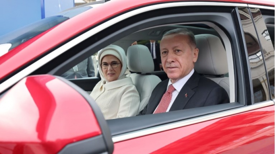 Ο Erdogan φωτογραφίζεται μέσα στο πρώτο τουρκικό ηλεκτρικό αυτοκίνητο «Togg» - Πόσο κοστίζει