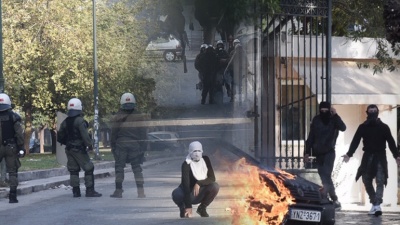 Επεισόδια στα Εξάρχεια - Σε εξέλιξη βρίσκεται πετροπόλεμος κουκουλοφόρων με άνδρες των ΜΑΤ