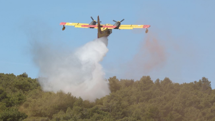 Πυρκαγιά σε χαμηλή βλάστηση στον Ασπρόπυργο - Κινητοποιήθηκαν επίγειες και εναέριες δυνάμεις της Πυροσβεστικής