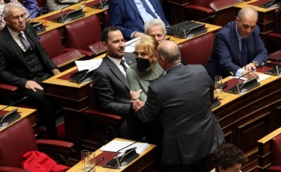Πρωτοφανής ένταση στη Βουλή – Η Πιπιλή έφτασε μέχρι τα έδρανα του ΣΥΡΙΖΑ, έντονος διάλογος με Τσίπρα