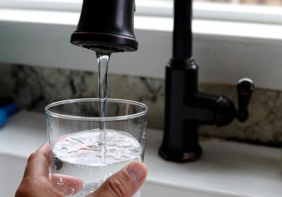 Σοκ στις ΗΠΑ: Πόσιμο νερό… τέλος – Οι φλόγες στη Μέση Ανατολή «στεγνώνουν» τις υποδομές, κίνδυνος για εκατομμύρια παιδιά