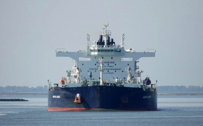 Στις φλόγες παραμένει το δεξαμενόπλοιο της Trafigura στην Ερυθρά Θάλασσα - Πλήγμα ΗΠΑ κατά Houthi