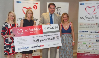 Εθνική Ασφαλιστική: Η επιταγή του 2ου No Finish Line Athens στο «Μαζί για το Παιδί»