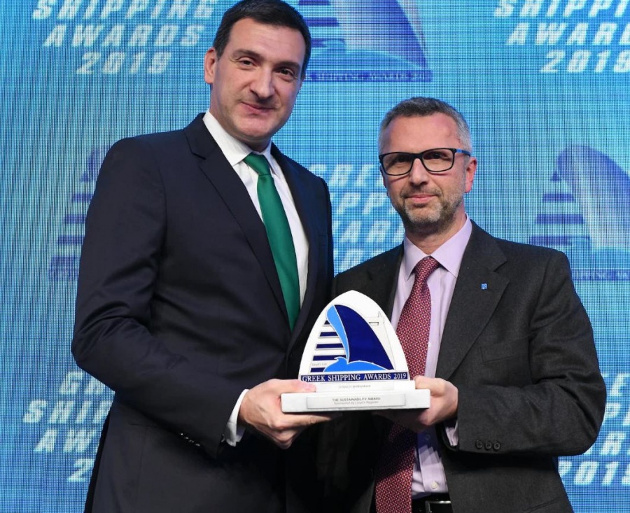 H probunkers λαμβάνει το βραβείο Βιώσιμης Ανάπτυξης στα Ελληνικά Ναυτιλιακά Βραβεία του 2019 της Lloyd’s List