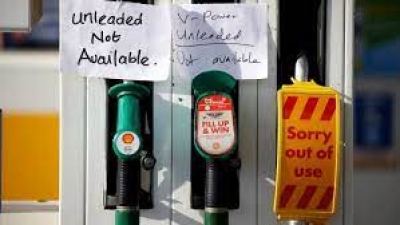 Βρετανία: Παροχή βίζας σε οδηγούς βαρέων οχημάτων από την EE για να αντιμετωπιστούν οι ελλείψεις σε καύσιμα –  Πλαφόν στις πωλήσεις από τις εταιρείες