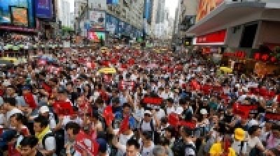 Χονγκ Κονγκ: Διαδηλώσεις παρά την αναστολή του νόμου για έκδοση υπόπτων στην Κίνα – Ζητούν παραίτηση της Lam