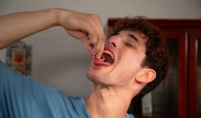 Φρίκη! - Αμερικανός τρώει 100 ζωντανά σκουλίκια και κατσαρίδες την ημέρα, γιατί λατρεύει όπως... σπαρταράνε στην γλώσσα του!