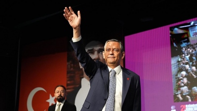 Φιάσκο το συνέδριο του CHP στην Τουρκία – Απόλυτος κυρίαρχος ο Ozgur Ozel, επανεξελέγη για τρίτη φορά πρόεδρος της αντιπολίτευσης