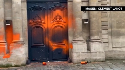 Γαλλία: Ακτιβιστές έβαψαν με μπογιά την πόρτα του πρωθυπουργικού μεγάρου