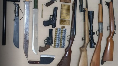 Σίφνος: Από kalashnikov και περίστροφο έως ξιφολόγχες είχε την κατοχή του 48χρονος - Συνελήφθη, κατασχέθηκε ο οπλισμός