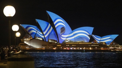 Πρωθυπουργός Αυστραλίας: «Ζήτω η Ελλάς» - Εντυπωσιακές εικόνες από την όπερα του Σίδνεϋ που ντύθηκε στα γαλανόλευκα
