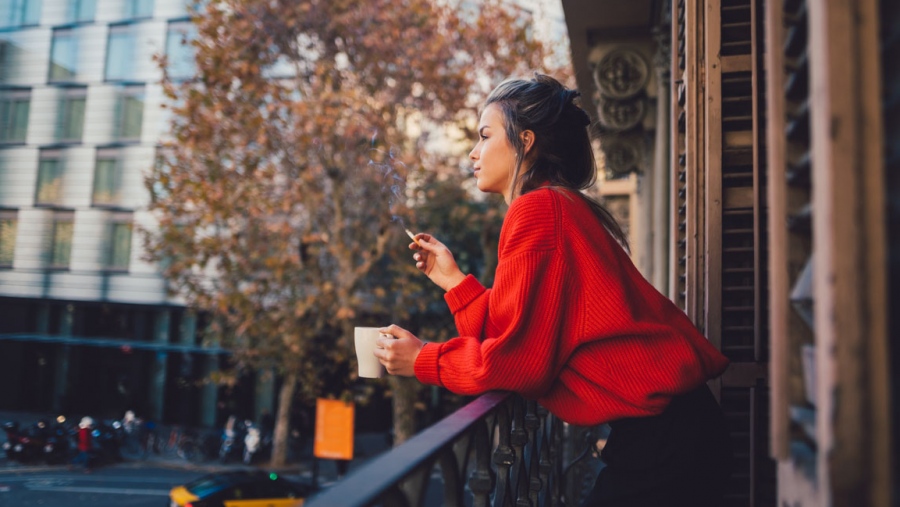 Καπνίζεις στο διαμέρισμα και ενοχλείται ο γείτονας; Θα επιβάλλεται πρόστιμο