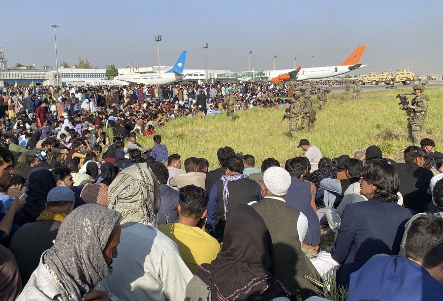 Αφγανιστάν: Περίπου 10.000 άνθρωποι περιμένουν στο αεροδρόμιο της Καμπούλ