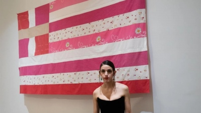 Στα άκρα η κόντρα για τη ροζ σημαία στις ΗΠΑ: Αποσύρεται με παρέμβαση Γεραπετρίτη - Κασσελάκης: Δεν... υποκλίνεται στην τέχνη