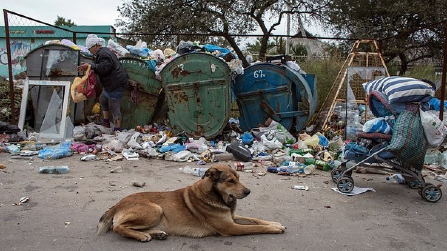 Ο Zelensky κατέστρεψε την Ουκρανία - Αυξάνονται οι άστεγοι και όσοι τρώνε από τα σκουπίδια - Στα πρόθυρα λιμού η χώρα