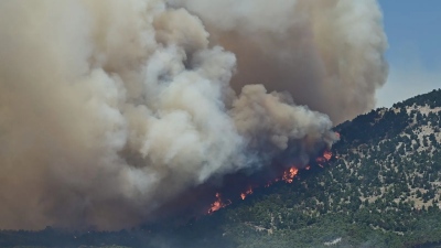 Στάχτη 135.000 στρέμματα στην Αττική - Συνεχής μάχη με αναζωπυρώσεις, ενισχύονται οι άνεμοι το μεσημέρι