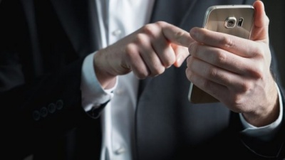 Το διαρκές σκάνδαλο με τα μηνύματα από πενταψήφια και οι βαριές ευθύνες ΕΕΤΤ και Επιτροπής Ανταγωνισμού