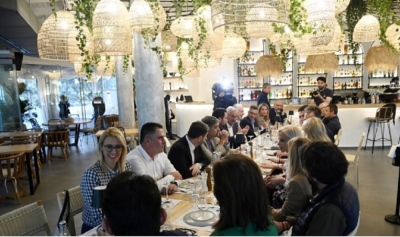 Τραπέζωσε τους υποψήφιους ευρωβουλευτές ο Ανδρουλάκης – Τι τους ευχήθηκε μετά το δείπνο